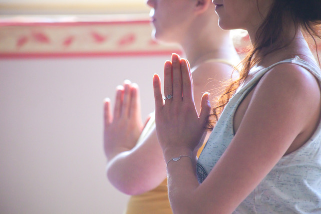 Yoga und Krebs Anjali Mudra auf Herz