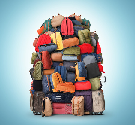 32637348-gepäck-eine-sehr-große-stapel-von-taschen-rucksäcke-und-koffer